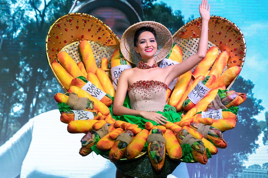 Miss H’Hen Nie dons the “banh mi” costume at the press meeting on November 21, 2018