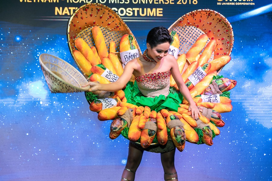 Miss H’Hen Nie dons the “banh mi” costume at the press meeting on November 21, 2018