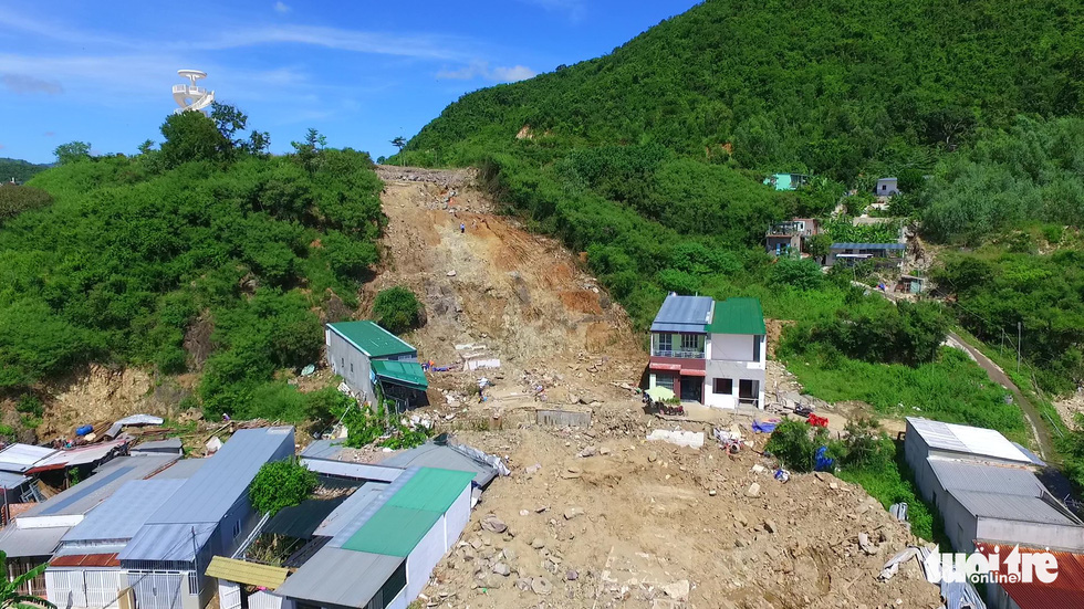 The aftermath of the landslide that was caused after the swimming pool of Hoang Phu project broke in Vinh Hoa Ward, Nha Trang City. Photo: Tuoi Tre