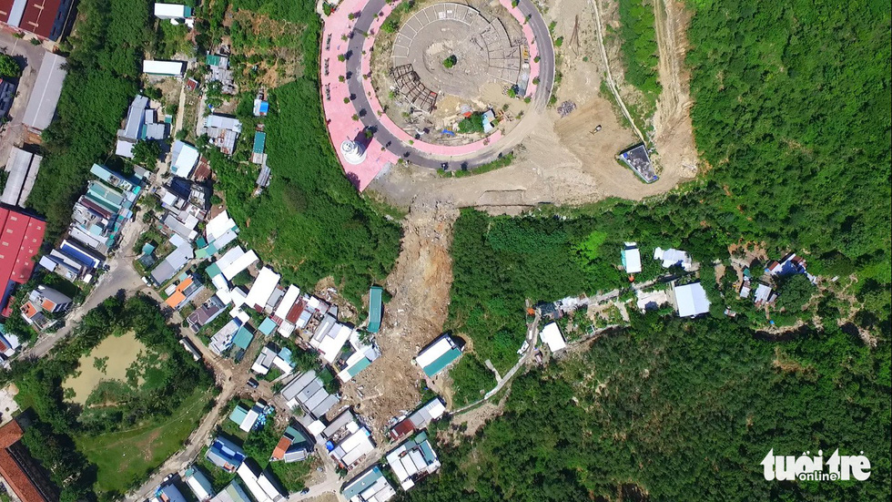 An aerial photo of the landslide aftermath in Vinh Hoa Ward. Photo: Tuoi Tre  