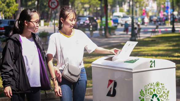 A recycle bin in a public park has separate compartments to contain different types of trash. Photo: Tuoi Tre     