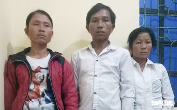 Three people who convinced the mother to sell her infant. Photo: Tuoi Tre