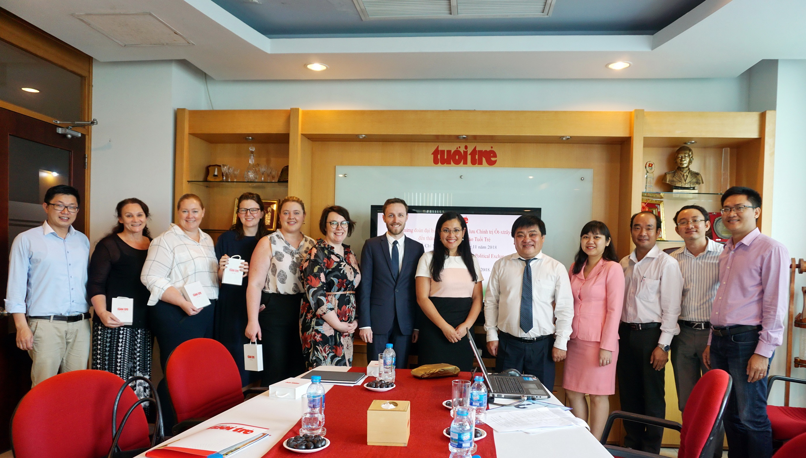 Tuoi Tre staff and the Australian Political Exchange Council delegation pose for a picture at the newspaper's head office in Ho Chi Minh City, Vietnam, November 23, 2018. Photo: Tuyet Kieu