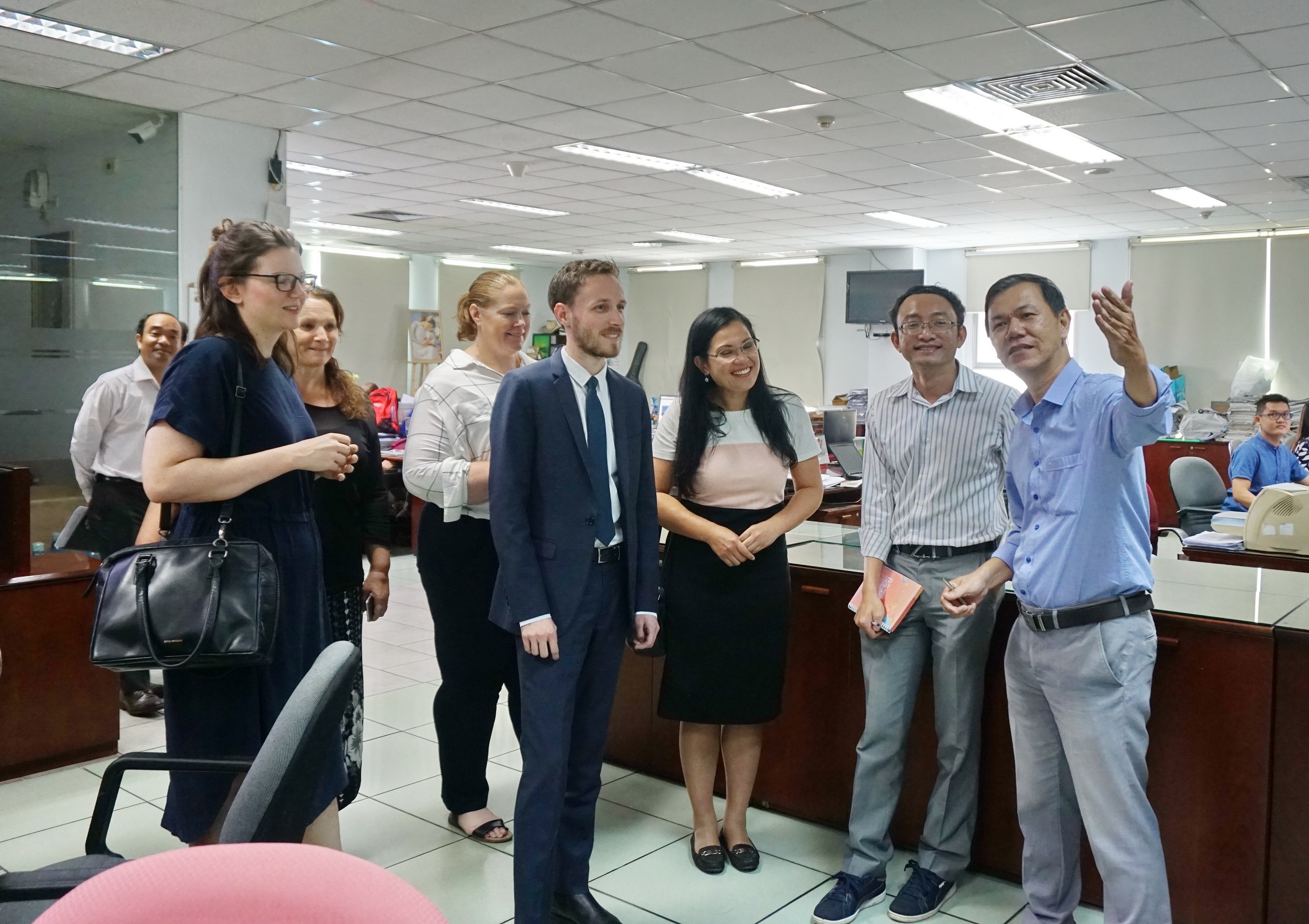 Nguyen Truong Uy (R), Tuoi Tre's deputy general managing editor, briefs the Australian Political Exchange Council delegation on how the newspaper's integrated newsroom works. Photo: Tuyet Kieu