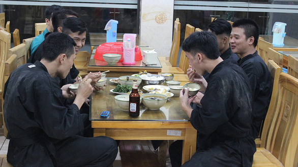 Hung Vuong hospital staff share a nutritious dinner together following a grueling training session. Photo: Tuoi Tre