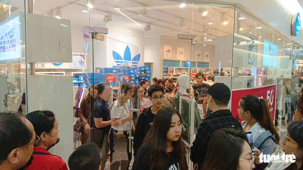 A store in Hanoi is packed with shoppers on Black Friday 2018. Photo: Tuoi Tre