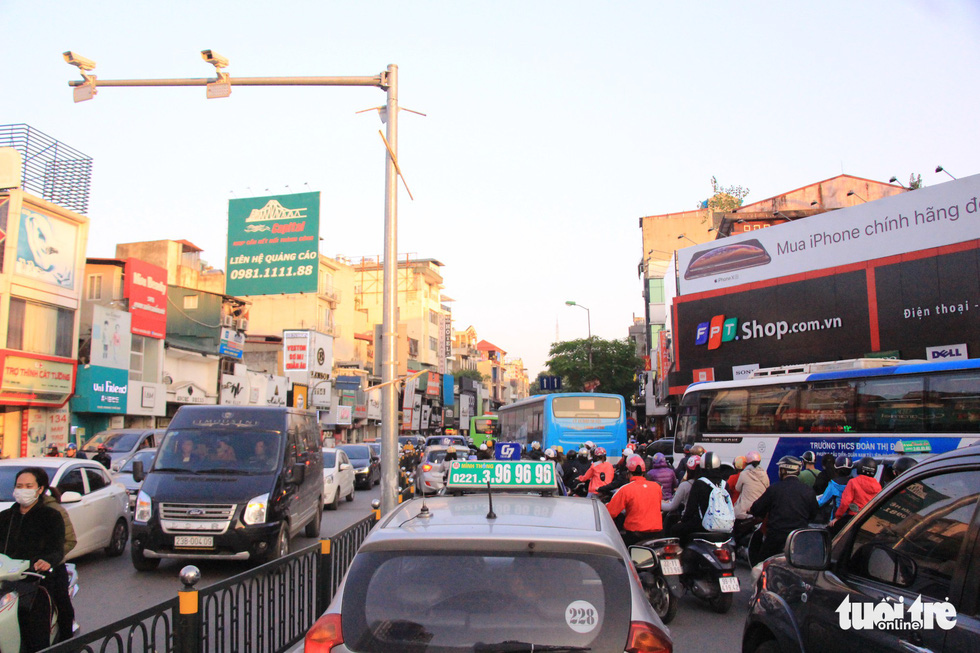 Traffic on Chua Boc Street in Hanoi is congested after working hours in the afternoon on Black Friday 2018. Photo: Tuoi Tre