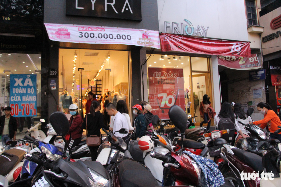 Shoppers flock to a store in Hanoi on Black Friday 2018. Photo: Tuoi Tre