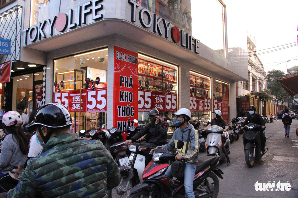 Shoppers flock to a store in Hanoi on Black Friday 2018. Photo: Tuoi Tre