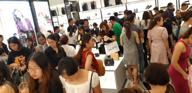 A store in Ho Chi Minh City is packed with shoppers on Black Friday 2018. Photo: Tuoi Tre