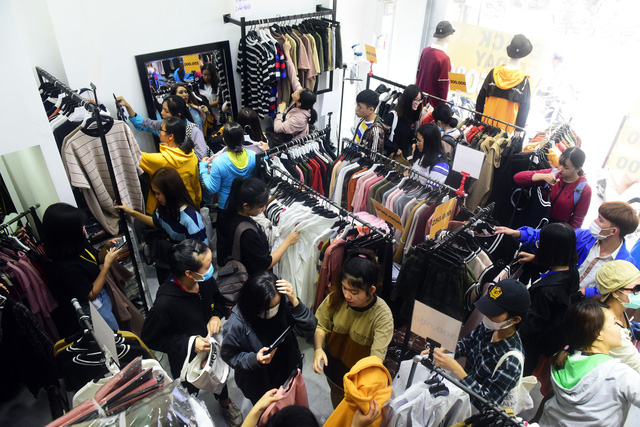 A store in Ho Chi Minh City is packed with shoppers on Black Friday 2018. Photo: Tuoi Tre