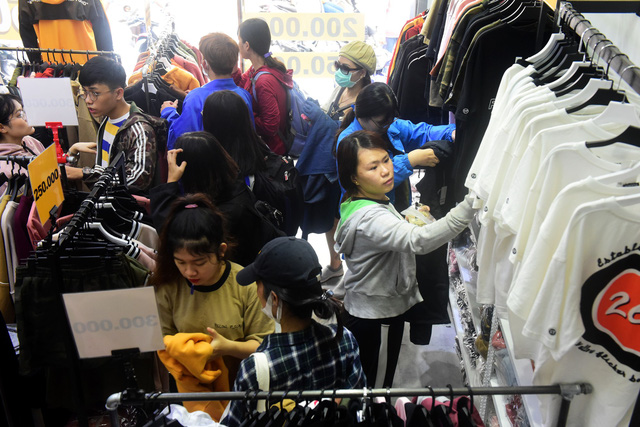 A store in Ho Chi Minh City is packed with shoppers on Black Friday 2018. Photo: Tuoi Tre