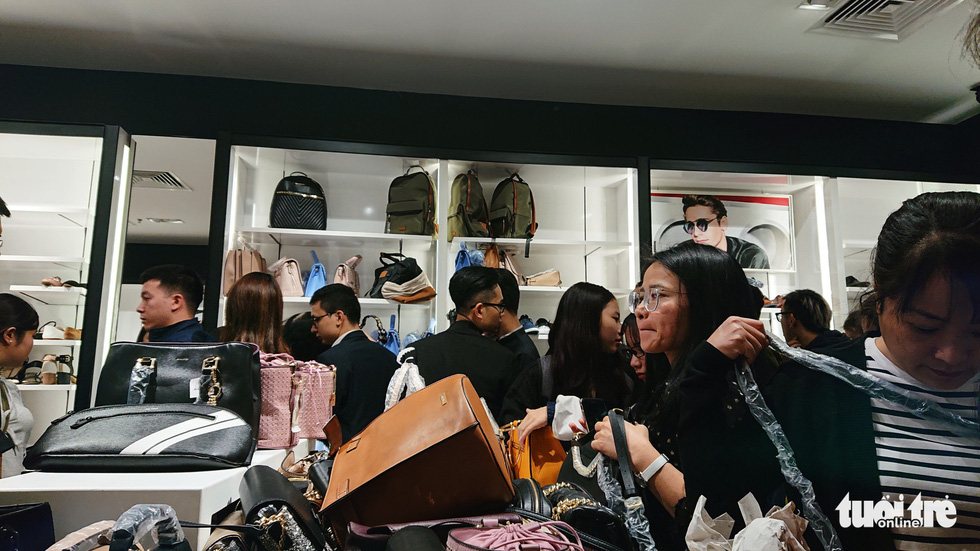 A store in Hanoi is packed with shoppers on Black Friday 2018. Photo: Tuoi Tre