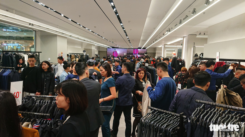 A store in Hanoi is packed with shoppers on Black Friday 2018. Photo: Tuoi Tre