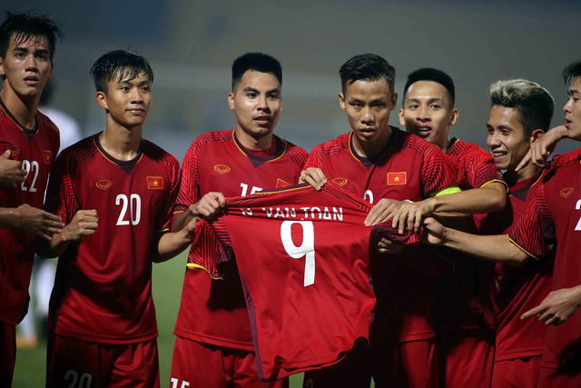 Vietnam players pay tribute of their first score against Cambodia to teammate Van Toan. Photo: Tuoi Tre