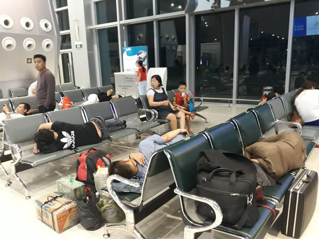 Passengers wait for the departure of their flight to Tan Son Nhat International Airport at the Vinh Airport in the north-central province of Nghe An, on November 25, 2018. Photo: Tuoi Tre