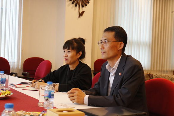 Jeong Woo-jin (R), Deputy Consul General of the Republic of Korea in Ho Chi Minh City, visits Tuoi Tre (Youth) newspaper headquarters in Phu Nhuan District, Ho Chi Minh City on November 26, 2018. Photo: Tuoi Tre