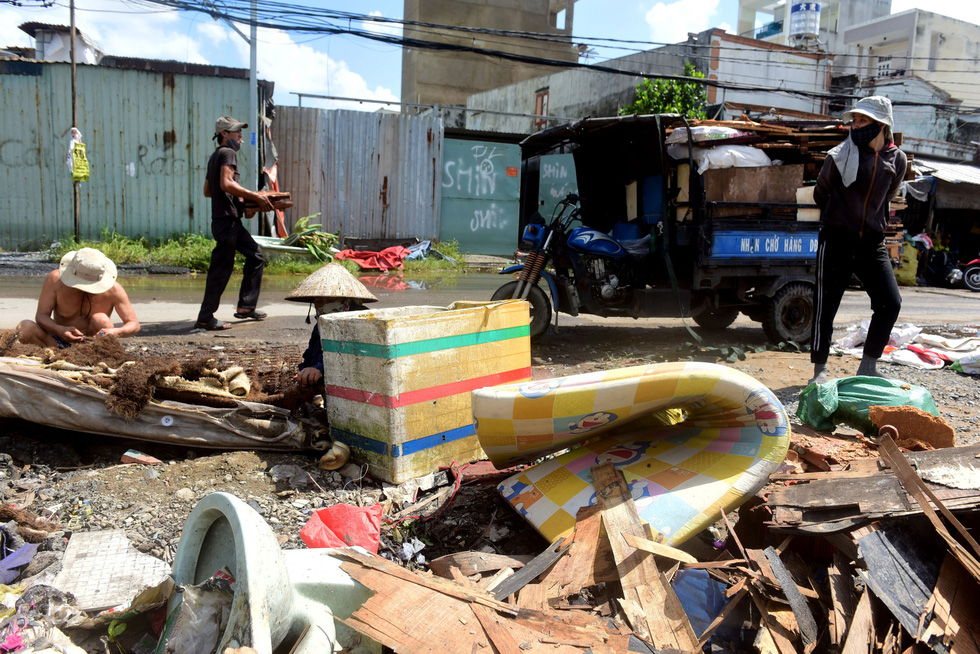 Damaged mattress and furniture are dumped on an empty land plot. Photo: Tuoi Tre