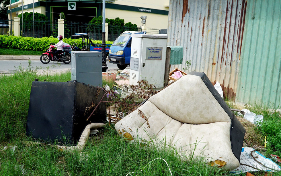 Used sofas are left on Tay Thanh Street in Tan Phu District. Photo: Tuoi Tre