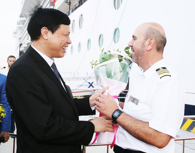 Nguyen Duc Long, chairman of the People’s Committee of Quang Ninh Province, welcomes the Celebrity Millennium’s Captain Nikolas Christodoulakis on November 27, 2018. Photo: Tuoi Tre