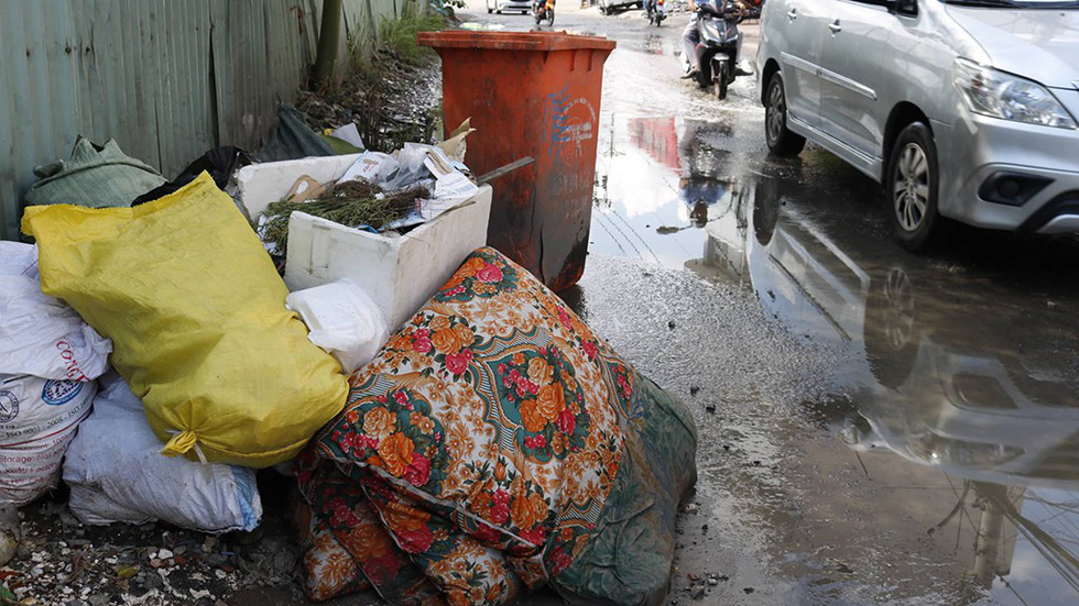 Rubbish stacks up at the side of Quoc Hung Street in District 2. Photo: Tuoi Tre