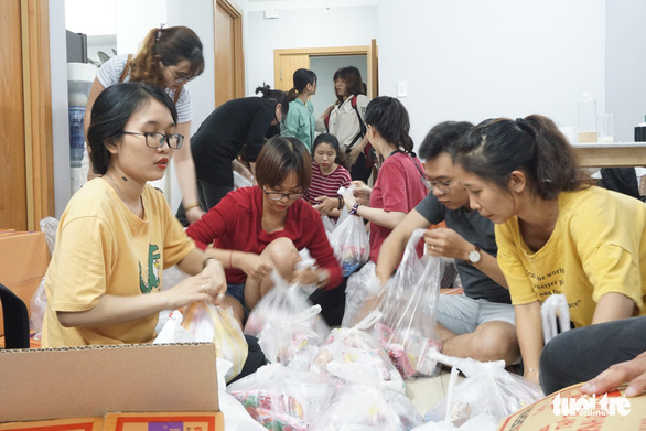 Young people prepare gifts for the homeless in Ho Chi Minh City, Vietnam. Photo: Tuoi Tre