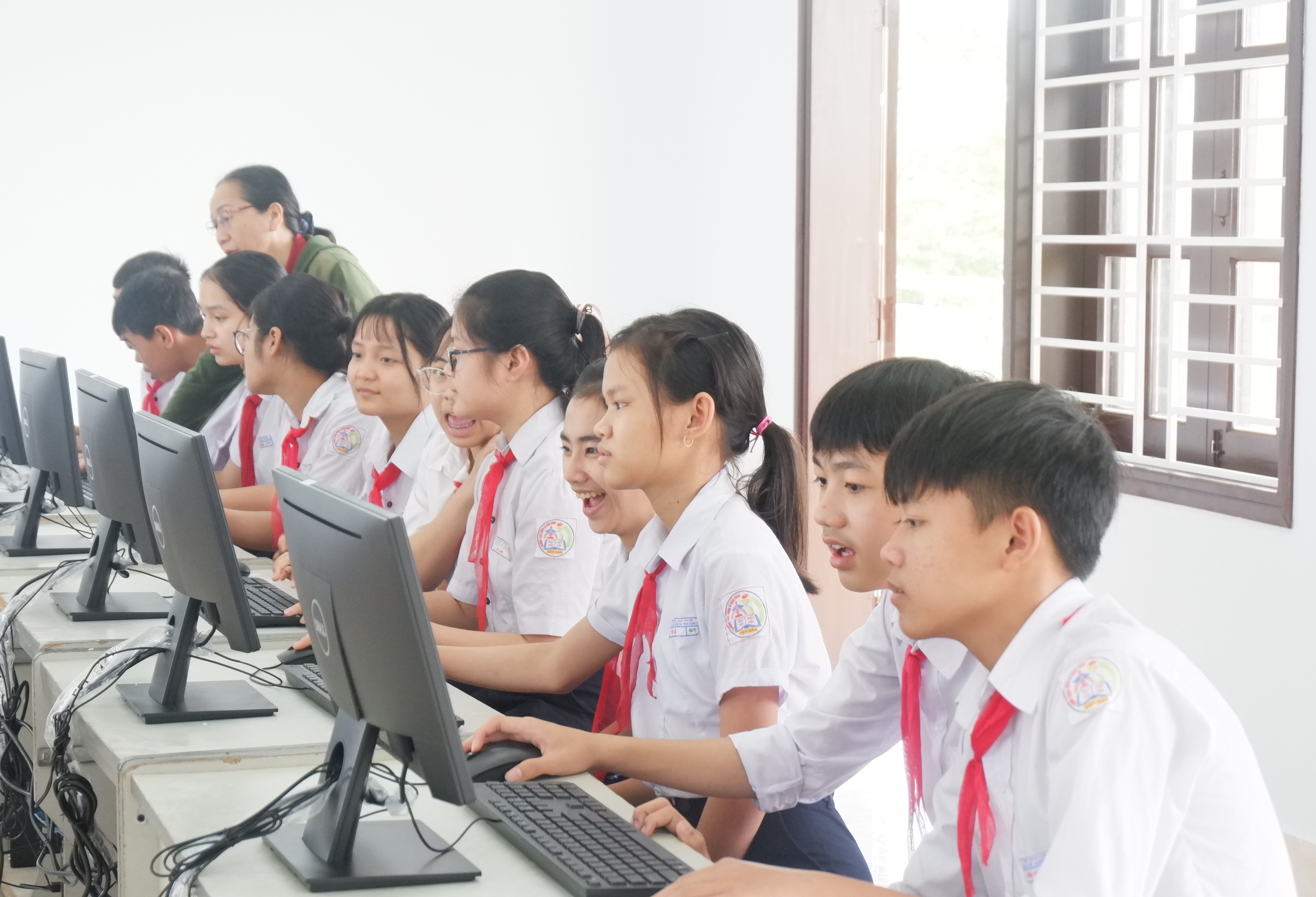 A teacher and students try out their new computer room at Dung Si Den Ngoc Secondary School in Dien Ban Town, Quang Nam Province.