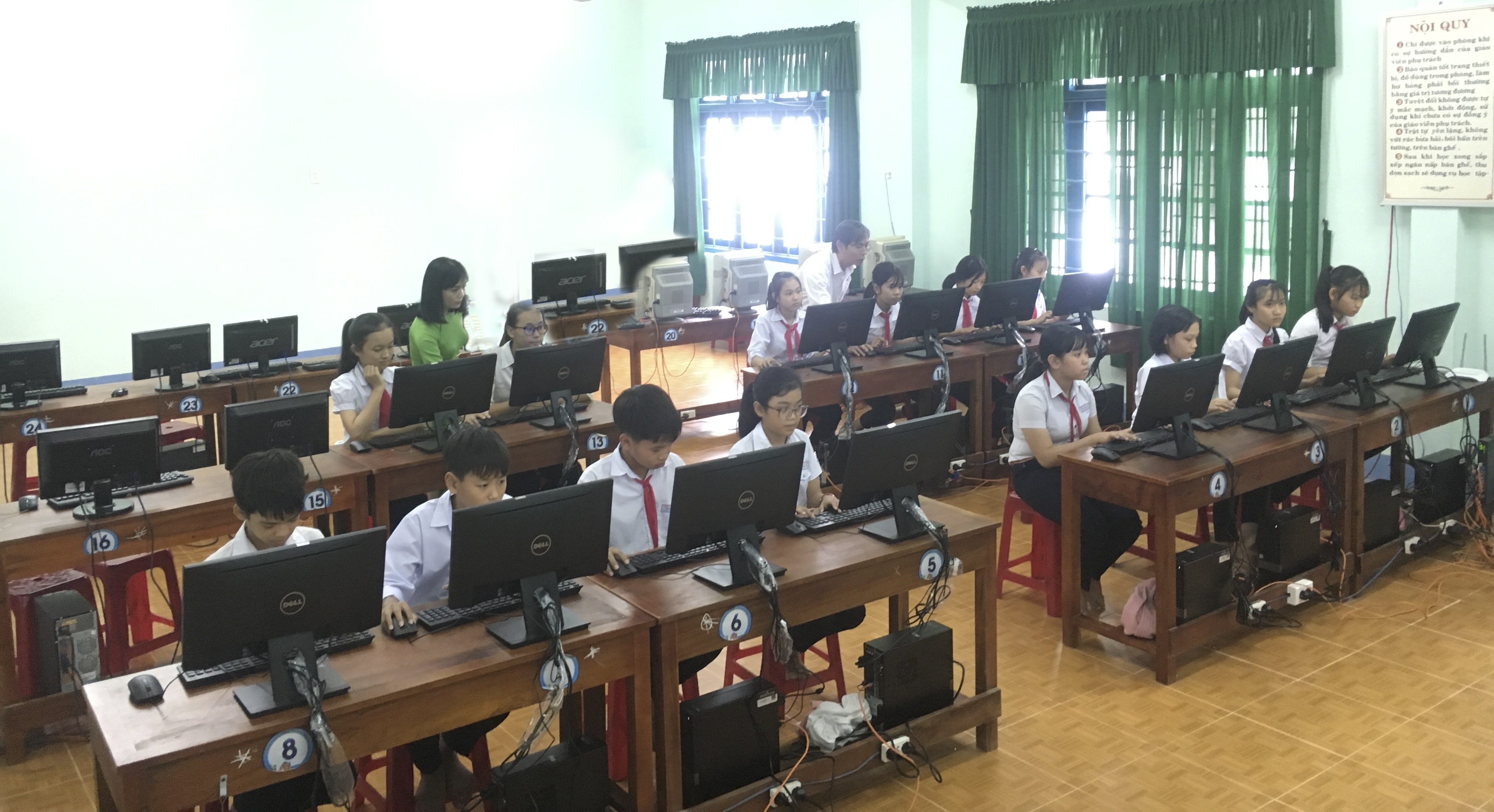 Students and teachers use donated computers at Tran Cao Van Secondary School in Dien Ban Town, Quang Nam Province.