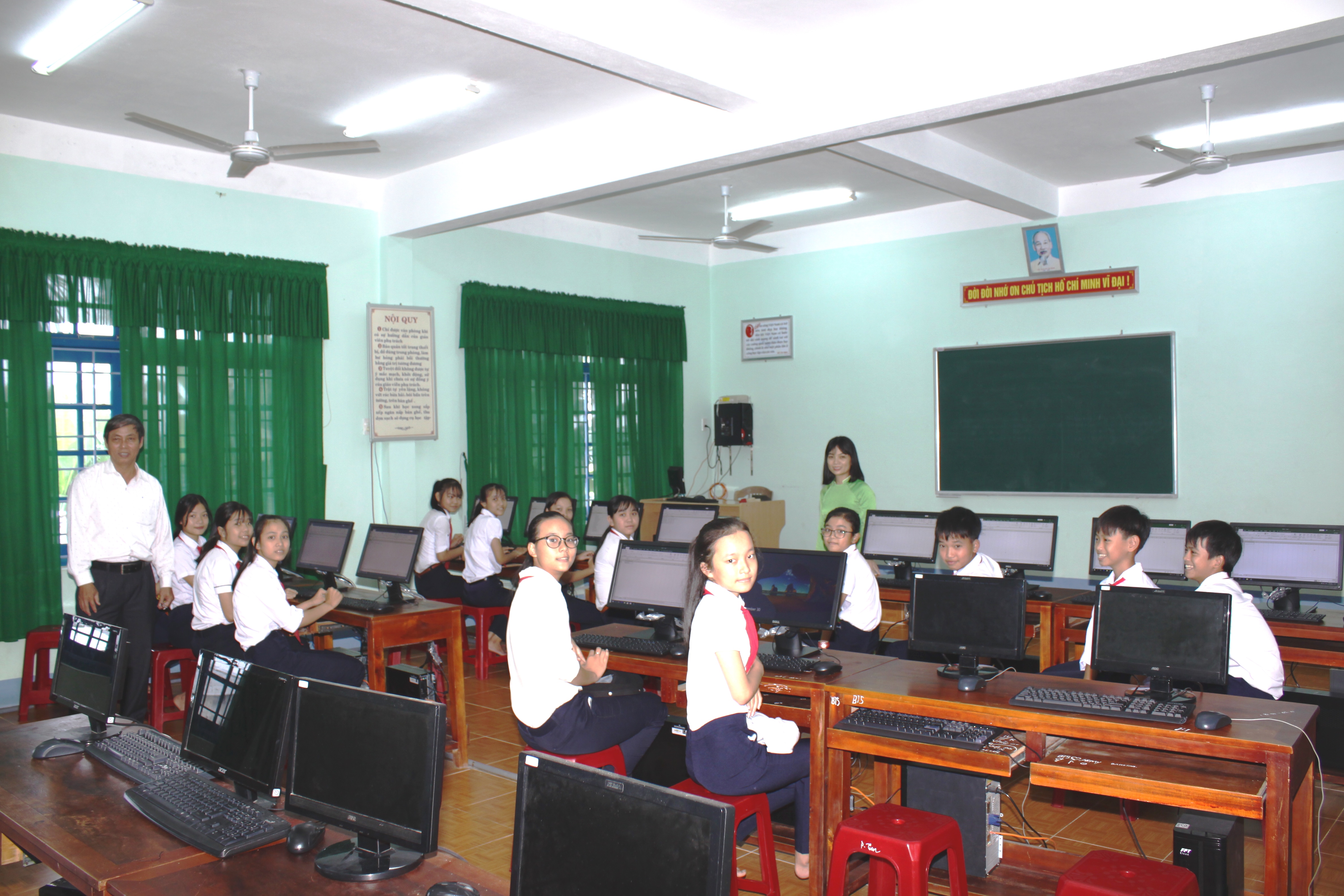 Students and staff at Tran Cao Van Secondary School Dien Ban are very happy with their new computer room.