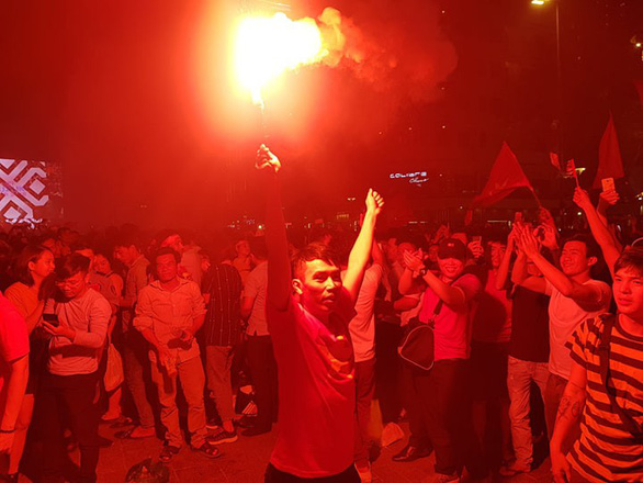 Fans celebrate Vietnam's win against the Philippine on December 6, 2018. Photo: Tuoi Tre