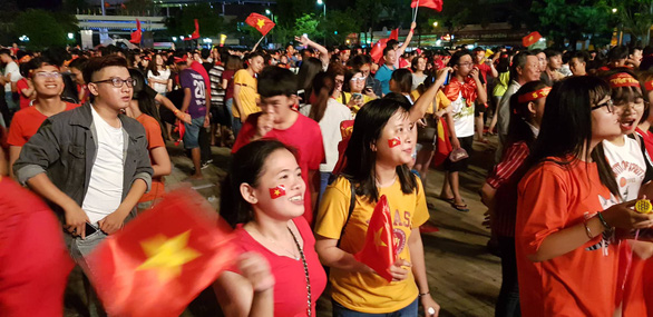Fans celebrate Vietnam's win against the Philippine on December 6, 2018. Photo: Tuoi Tre