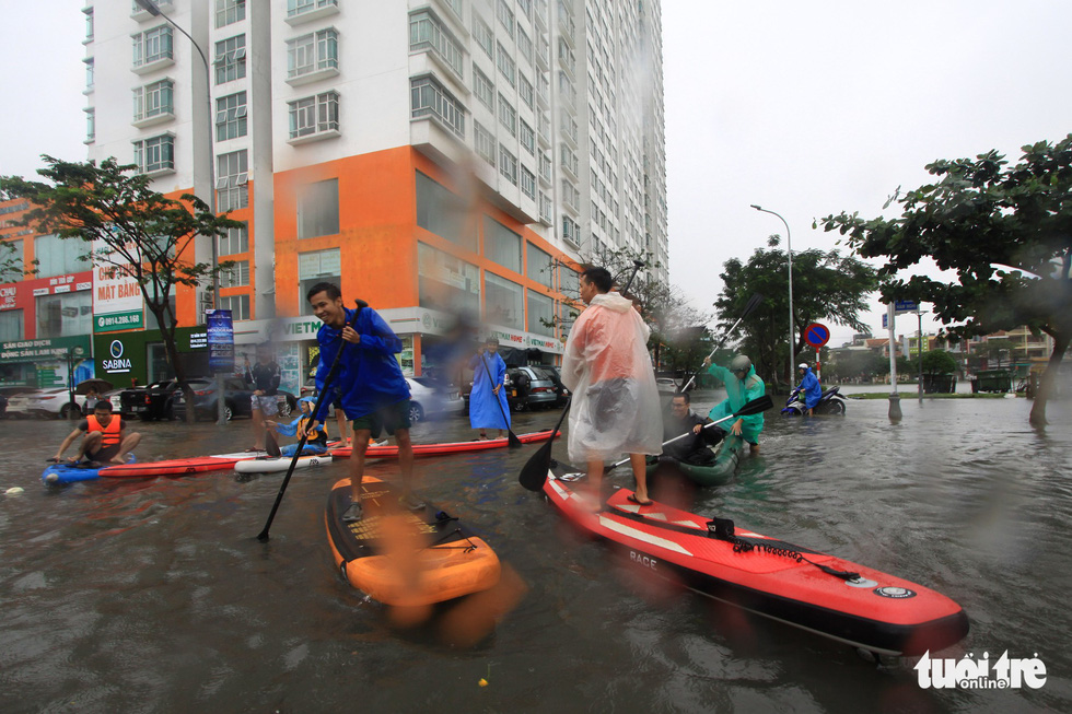 Da Nang youths bring kayaks, SUPs to street amidst serious flooding
