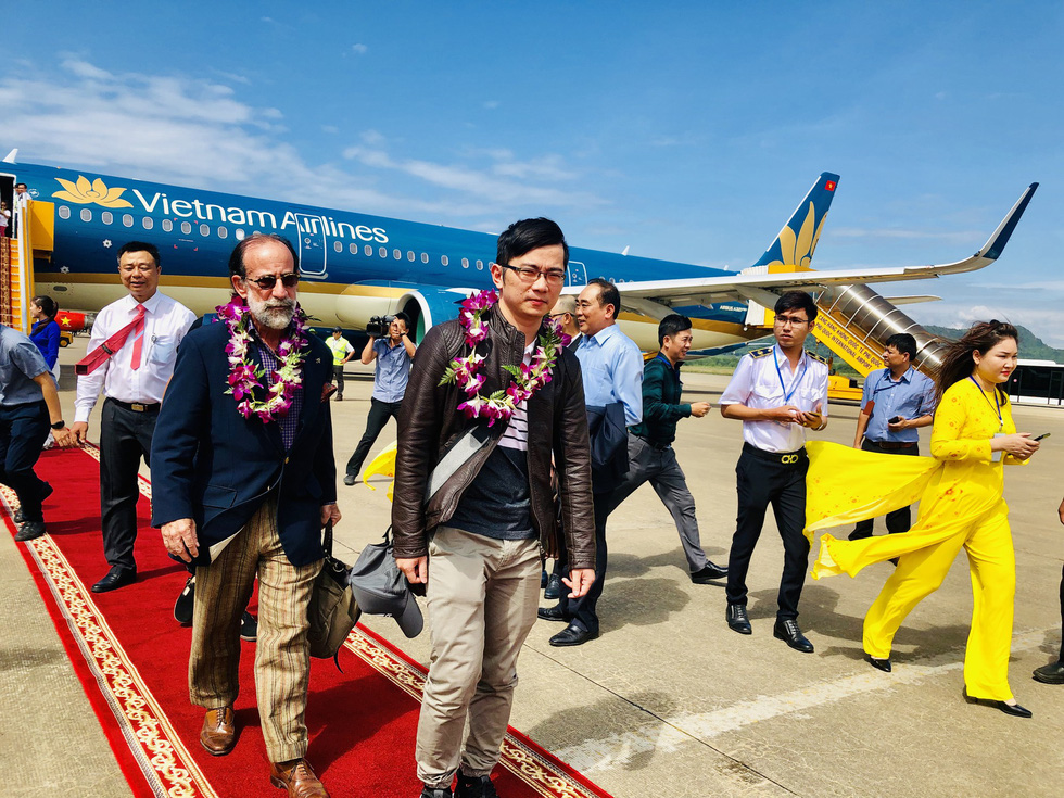 The 100 millionth passenger to Phu Quoc Internatinal Aiport is welcomed upon his arrival on December 15, 2018. Photo: Tuoi Tre