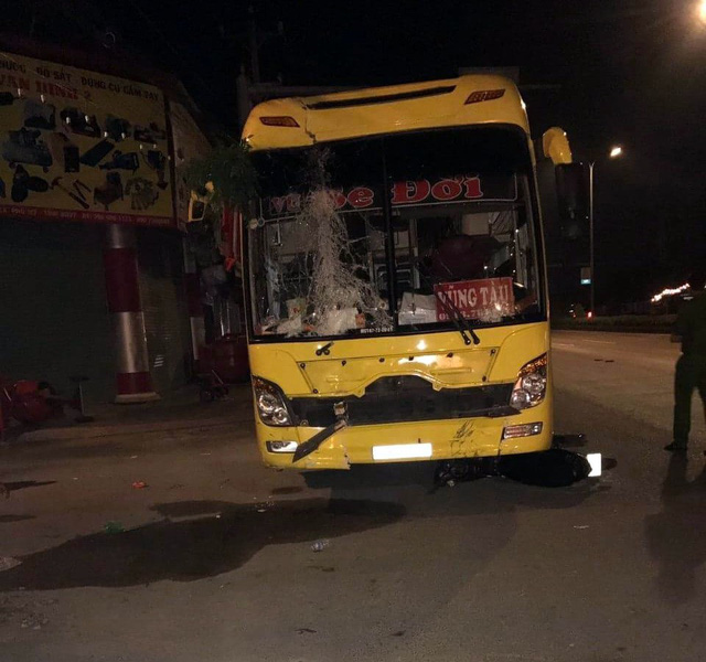 Bus strikes, kills two in southern Vietnam | Tuoi Tre News