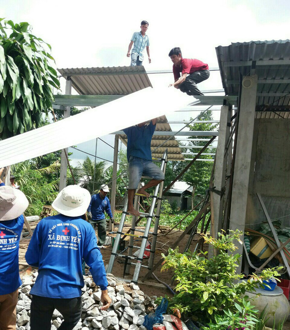 Members of the volunteering group roof a building in a remote area of southwestern Vietnam. Photo: Tuoi Tre