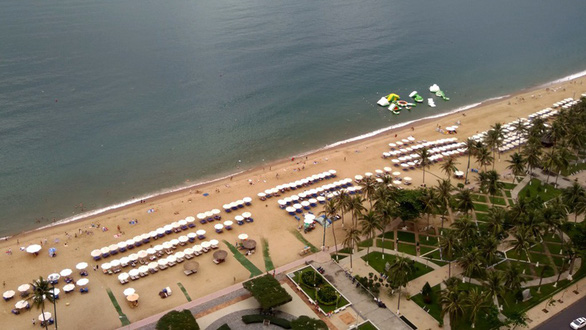 Authorities to reduce number of rental chairs, umbrellas at Nha Trang beaches
