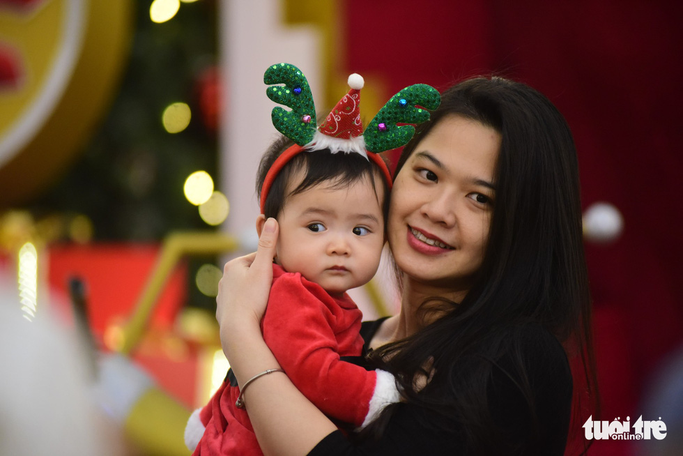 A woman and her daughter pose for a Christmas photo. Photo: Tuoi Tre