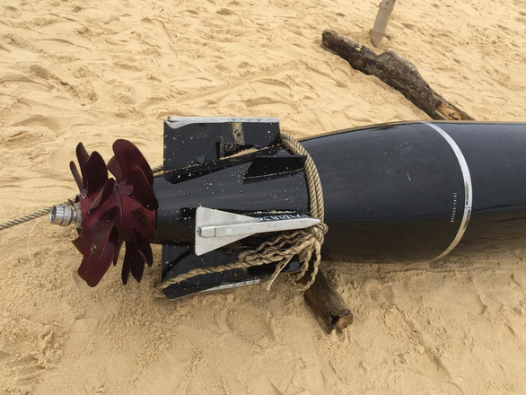A torpedo-shaped object is brought to a beach in Phu Yen Province after being found adrift off the south-central Vietnamese province of Phu Yen on December 18, 2018. Photo: Tuoi Tre