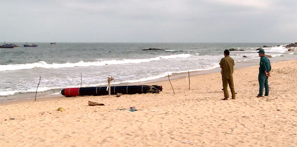 A foreign torpedo is brought to a beach in Phu Yen Province after being found adrift off the south-central Vietnamese province on December 18, 2018. Photo: Tuoi Tre