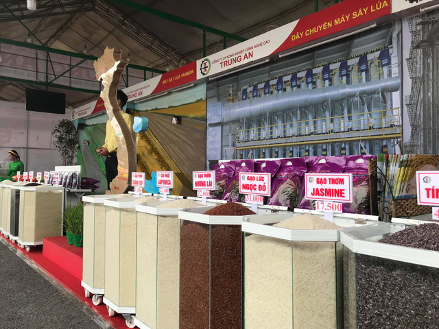 A stall displays a variety of rice products at the Vietnam Rice Festival in the southern province of Long An on December 18, 2018. Photo: Son Lam / Tuoi Tre