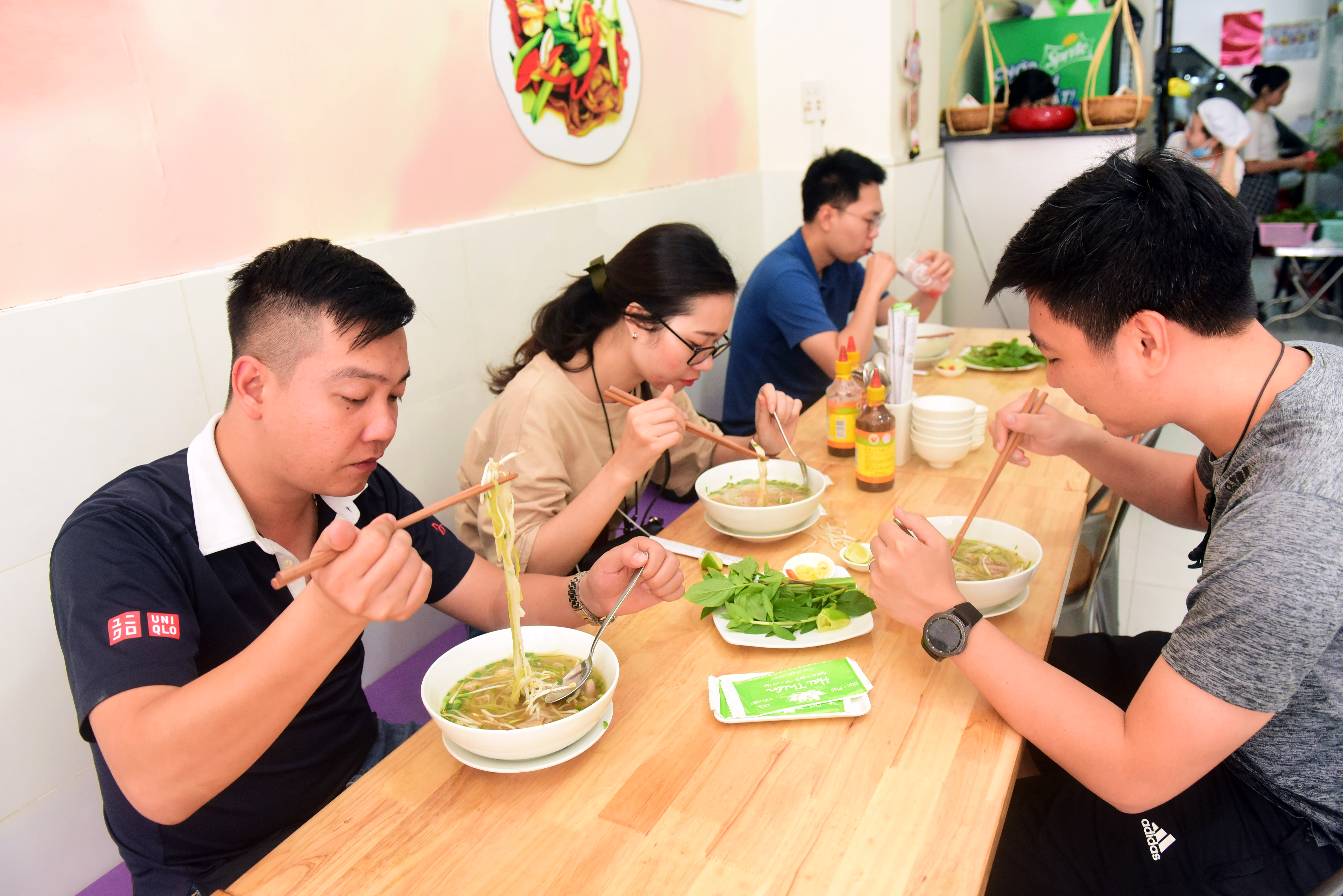 Dinners enjoy pho at Hai Thien restaurant in Ho Chi Minh City’s District 1. Photo: Duyen Phan/ Tuoi Tre