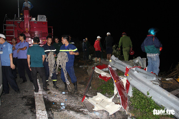 Authorities arrive at the crash site. Photo: Tuoi Tre