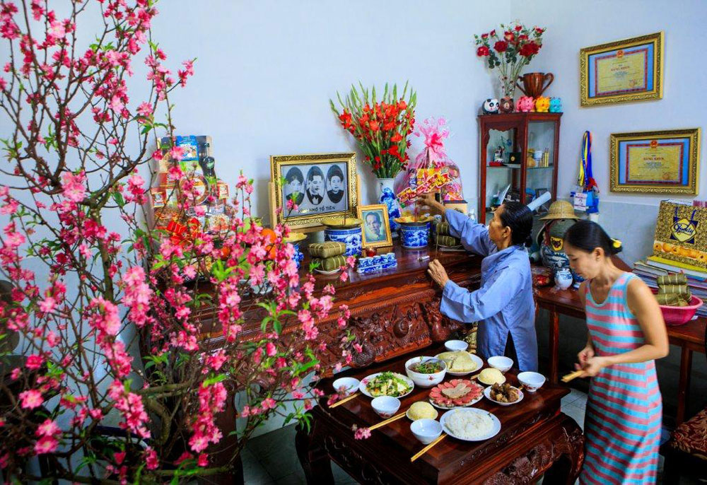 A photo of two Vietnamese women preparing for Tet holiday wins the third prize