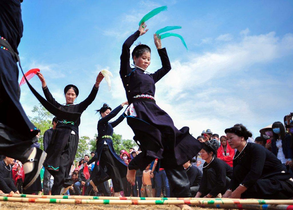A photo of Vietnam's ethnic women performing bamboo dance wins the third prize