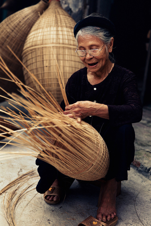 An artisan makes a bamboo fish trap in a Thu Sy village in Hung Yen Province, northern Vietnam. Photo: Nguyen Tan Tuan
