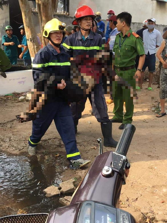 Firefighters rescue a victim from a fire at an eatery in Dong Nai Province in southern Vietnam on December 21, 2018. Photo: Tuoi Tre