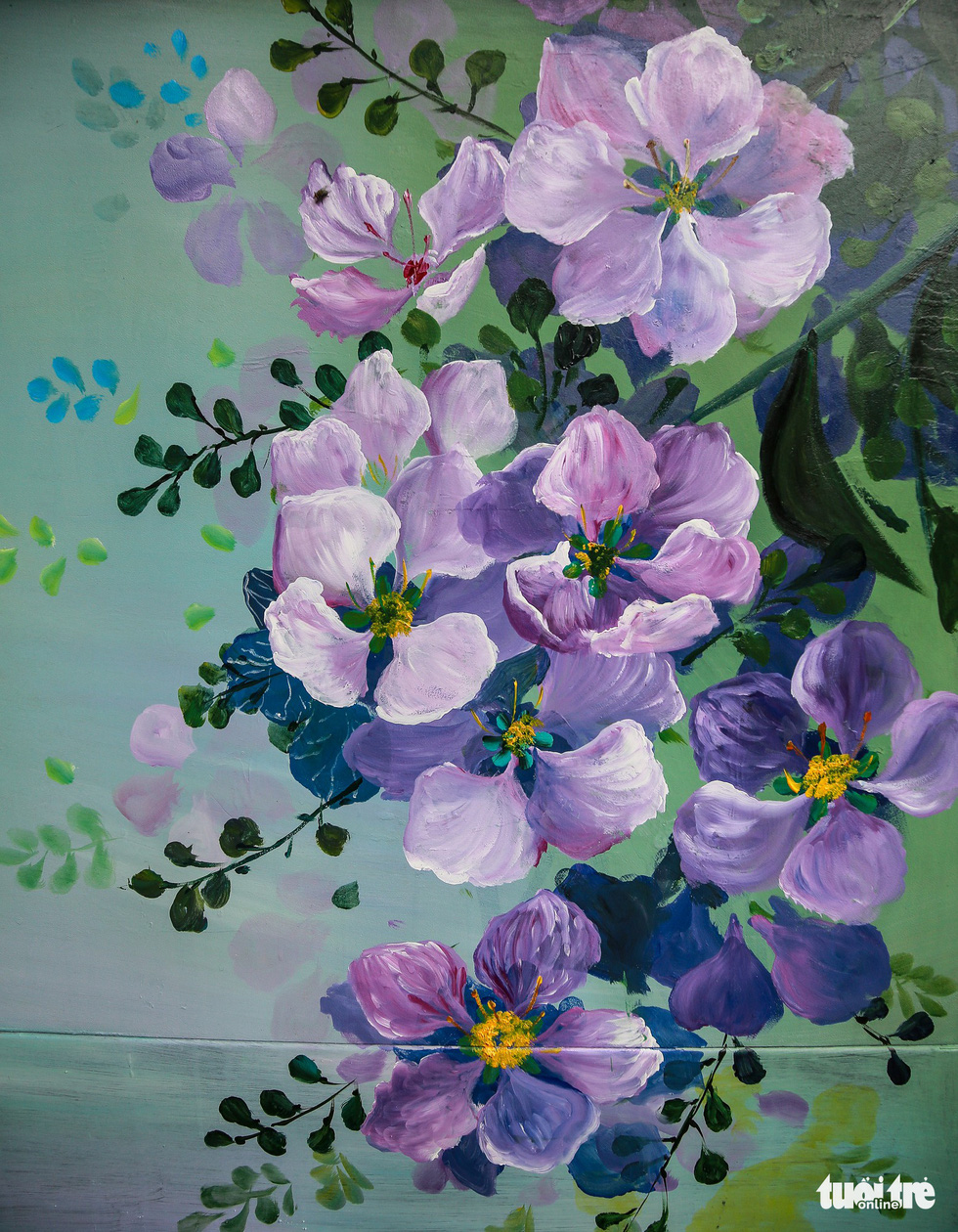 An electric cabinet is colored in floral patterns. Photo: Tuoi Tre