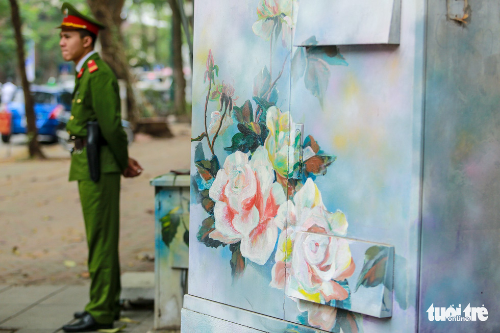 An electric cabinet is colored in floral patterns. Photo: Tuoi Tre