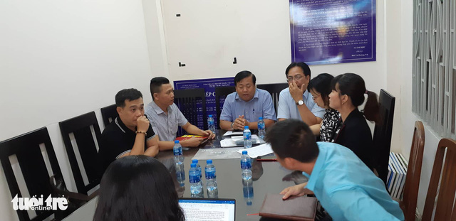 Officials from the Ho Chi Minh City Tourism Department (R) work with representatives from International Holidays Trading Travel on December 26, 2018. Photo: Tuoi Tre