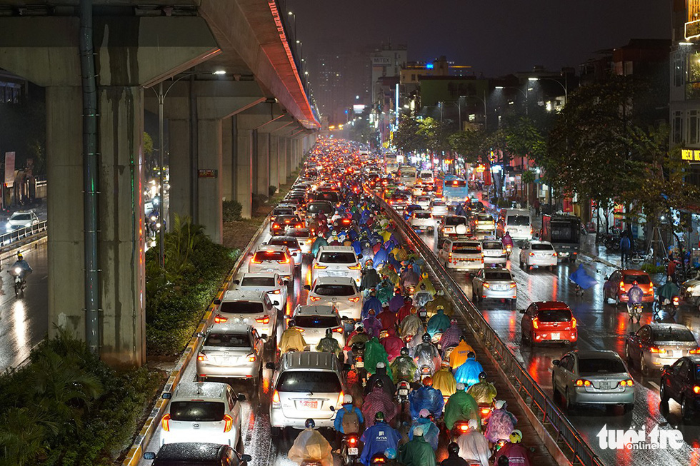 A traffic congestion on Khuat Duy Tien Street in Hanoi on December 28, 2018. Photo: Tuoi Tre